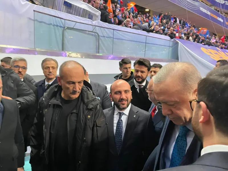 Tayyar Şahin, kongre salonunda Cumhurbaşkanı Recep Tayyip Erdoğan ile