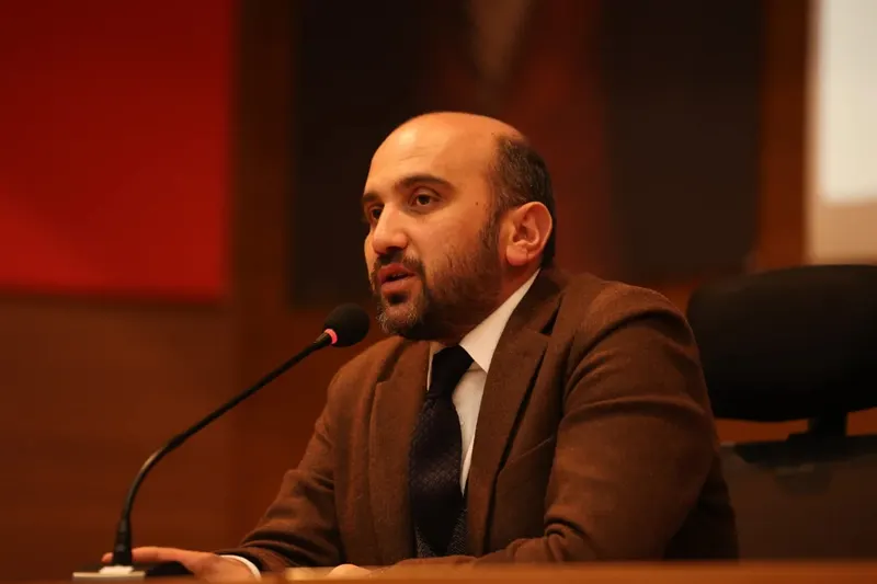 Tayyar Şahin bir programda konuşma yaparken