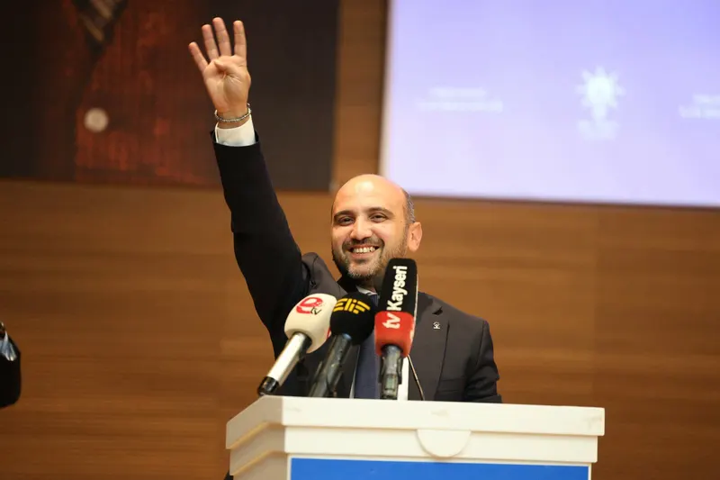 Tayyar Şahin, AK Parti kongresinde kürsüden salonu selamlarken
