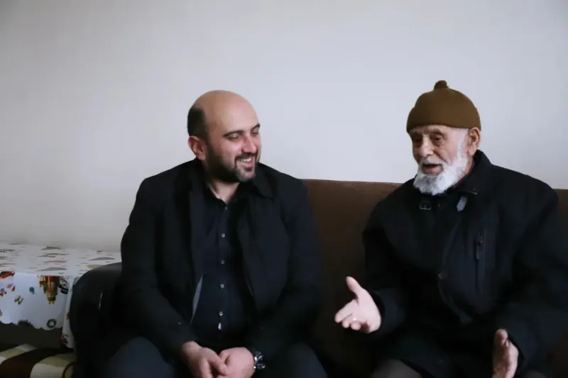 Tayyar Şahin bir aile ziyaretinde yaşlı bir vatandaşla sohbet ederken